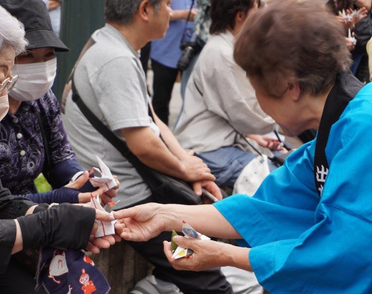 沿道の皆さんに出水のＰＲ折りツル配布